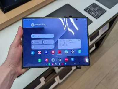 سامسونگ گوشی تاشو عریض خود را برای رقابت با آیفون تاشو آماده می‌کند